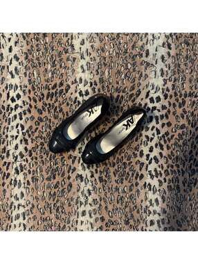 anne klein black leather pumps